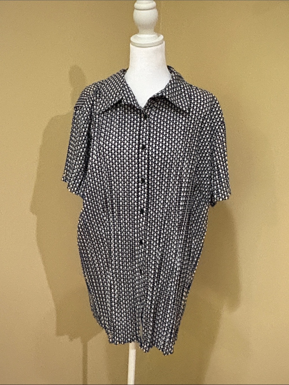 Lane Bryant Black and White Printed Short-Sleeve Button-Down Shirt stretch